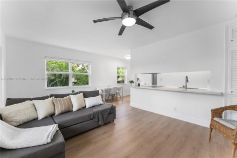 Condo in Fort Lauderdale, Florida, 1 bedroom  № 2018769 - photo 4