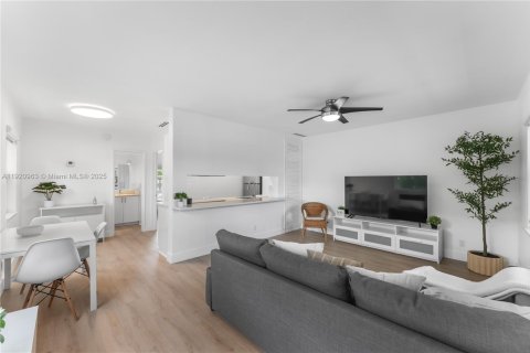 Condo in Fort Lauderdale, Florida, 1 bedroom  № 2018769 - photo 2