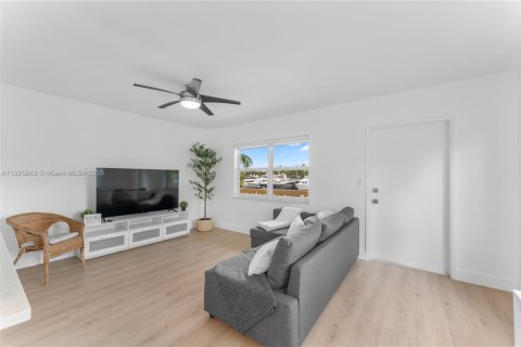 Condo in Fort Lauderdale, Florida, 1 bedroom  № 2018769 - photo 3