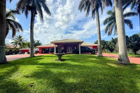 House in Homestead, Florida 7 bedrooms, 342.07 sq.m. № 1814896 - photo 6