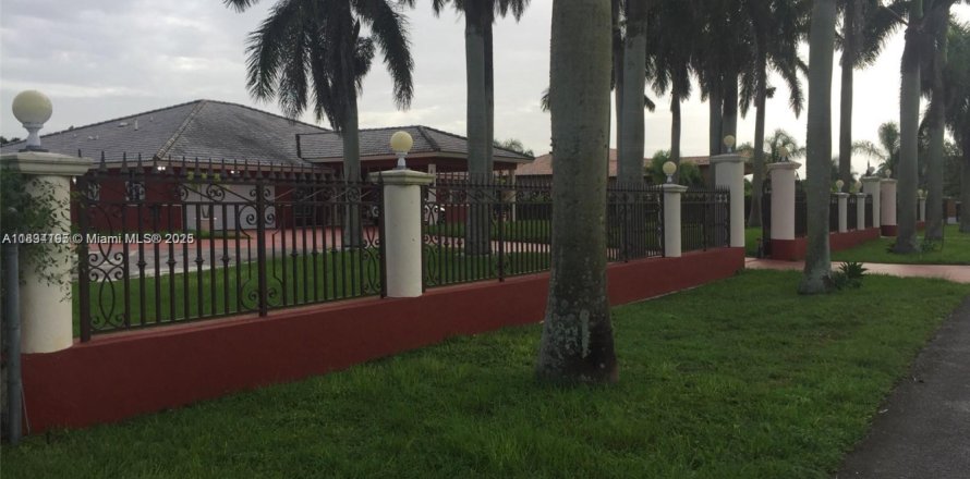 House in Homestead, Florida 7 bedrooms, 342.07 sq.m. № 1814896