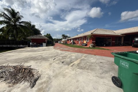 House in Homestead, Florida 7 bedrooms, 342.07 sq.m. № 1814896 - photo 5
