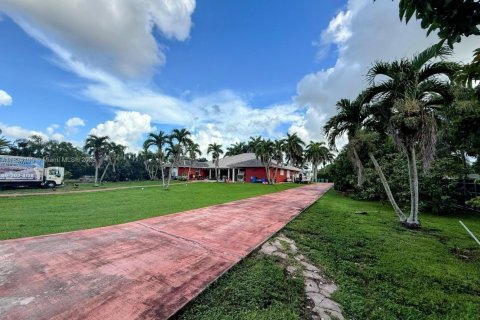 House in Homestead, Florida 7 bedrooms, 342.07 sq.m. № 1814896 - photo 10