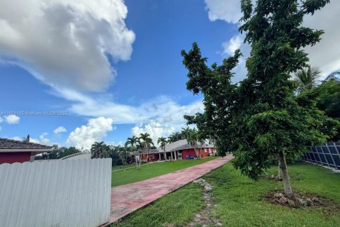 House in Homestead, Florida 7 bedrooms, 342.07 sq.m. № 1814896 - photo 8