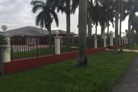 House in Homestead, Florida 7 bedrooms, 342.07 sq.m. № 1814896 - photo 13