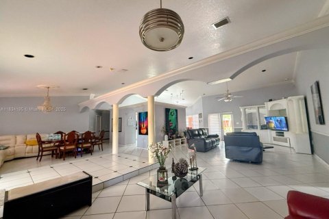 House in Homestead, Florida 7 bedrooms, 342.07 sq.m. № 1814896 - photo 15