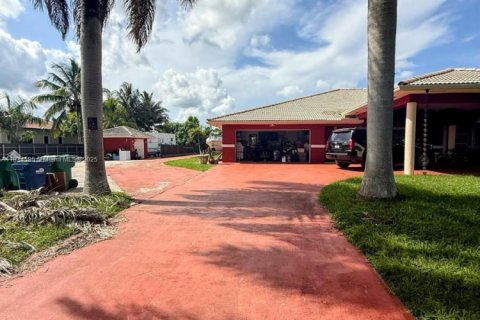 House in Homestead, Florida 7 bedrooms, 342.07 sq.m. № 1814896 - photo 4