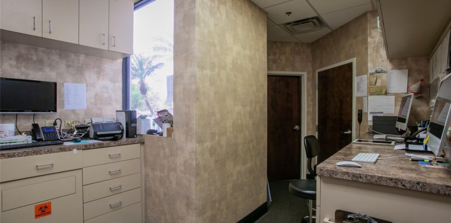 Propiedad comercial en Tamarac, Florida № 1050201