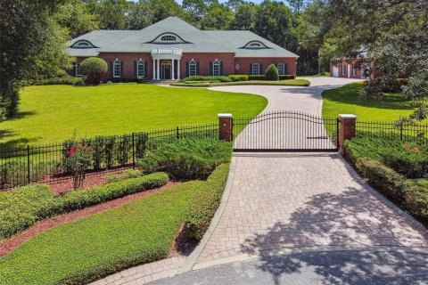 House in DeLand, Florida 5 bedrooms, 570.42 sq.m. № 1839879 - photo 1