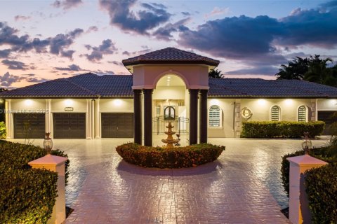 Villa ou maison à vendre à Davie, Floride: 9 chambres, 521.46 m2 № 1951100 - photo 1