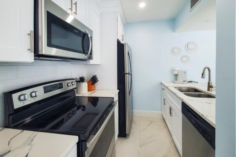 Condo in Madeira Beach, Florida, 1 bedroom  № 2121647 - photo 9