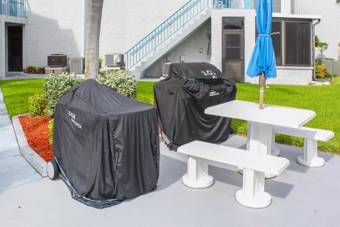 Condo in Madeira Beach, Florida, 1 bedroom  № 2121647 - photo 26