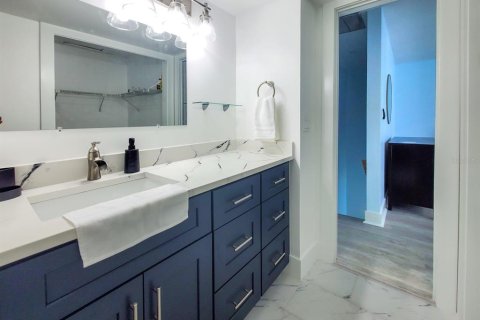 Condo in Madeira Beach, Florida, 1 bedroom  № 2121647 - photo 14