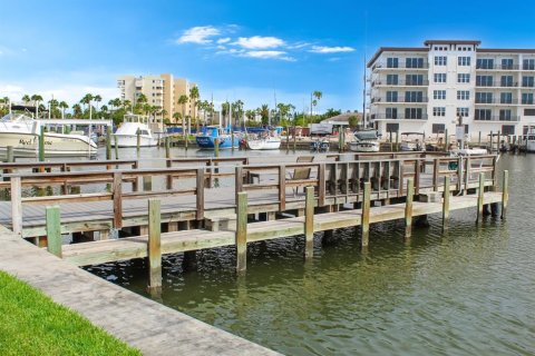 Condo in Madeira Beach, Florida, 1 bedroom  № 2121647 - photo 27