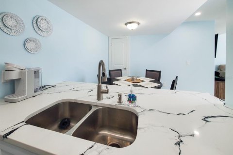 Condo in Madeira Beach, Florida, 1 bedroom  № 2121647 - photo 7
