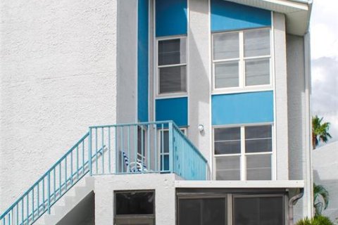 Condo à Madeira Beach, Floride, 1 chambre  № 2121647