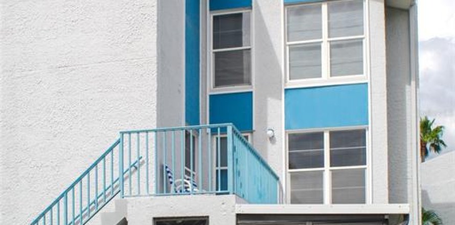 Condo in Madeira Beach, Florida, 1 bedroom  № 2121647
