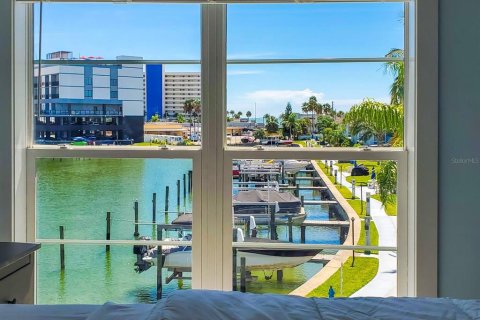 Condo in Madeira Beach, Florida, 1 bedroom  № 2121647 - photo 12