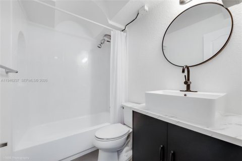 Condo in Miami, Florida, 2 bedrooms  № 2002579 - photo 5