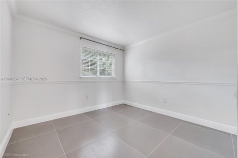 Condo in Miami, Florida, 2 bedrooms  № 2002579 - photo 4