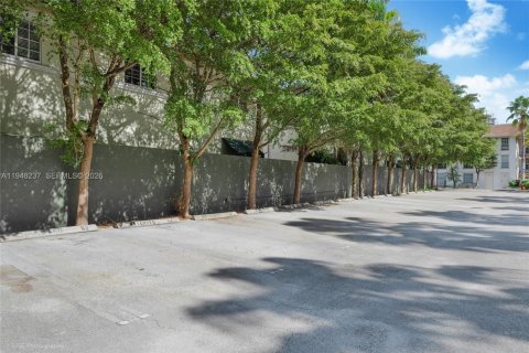 Condo in Miami, Florida, 2 bedrooms  № 2002579 - photo 8