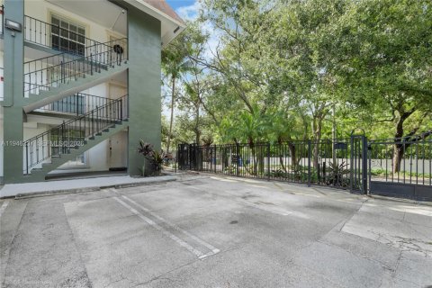 Condo in Miami, Florida, 2 bedrooms  № 2002579 - photo 7