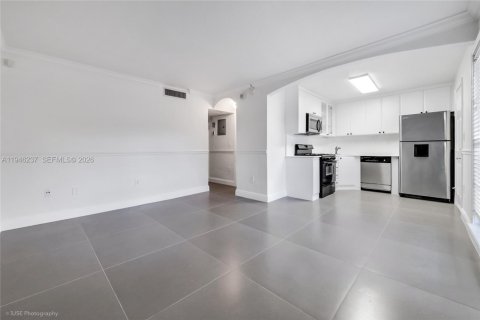Condo in Miami, Florida, 2 bedrooms  № 2002579 - photo 2
