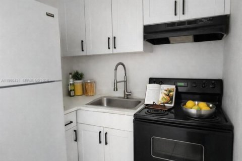 Снять в аренду кондоминиум в Норт-Бей-Виллидж, Флорида 41.34м2, № 2005918 - фото 5