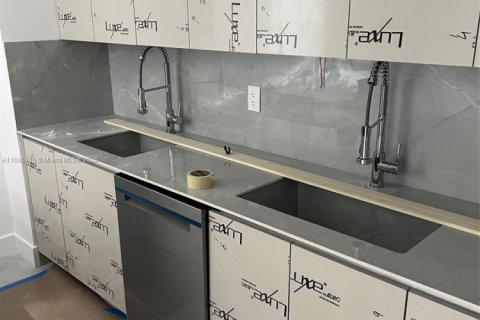 Condo in Bal Harbour, Florida, 3 bedrooms  № 1936145 - photo 5