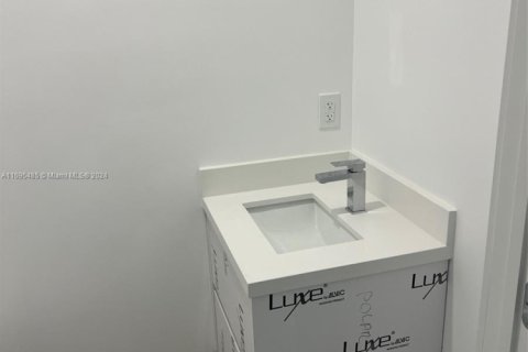 Condo in Bal Harbour, Florida, 3 bedrooms  № 1936145 - photo 8