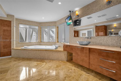 House in Miami, Florida 7 bedrooms, 699.93 sq.m. № 2168309 - photo 23