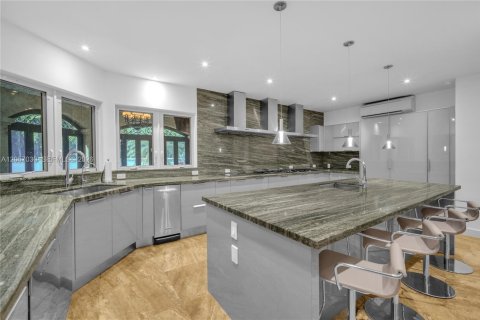 House in Miami, Florida 7 bedrooms, 699.93 sq.m. № 2168309 - photo 15