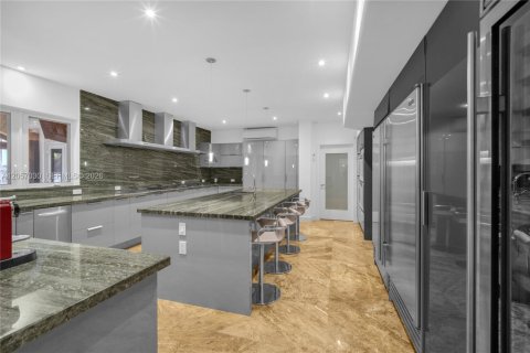 House in Miami, Florida 7 bedrooms, 699.93 sq.m. № 2168309 - photo 16