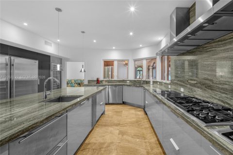 House in Miami, Florida 7 bedrooms, 699.93 sq.m. № 2168309 - photo 17
