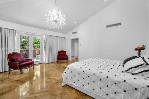 House in Miami, Florida 7 bedrooms, 699.93 sq.m. № 2168309 - photo 28