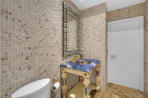 House in Miami, Florida 7 bedrooms, 699.93 sq.m. № 2168309 - photo 20