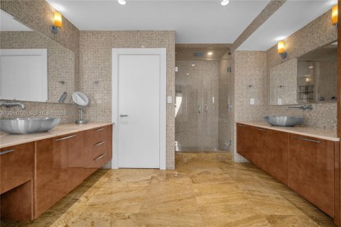 House in Miami, Florida 7 bedrooms, 699.93 sq.m. № 2168309 - photo 25