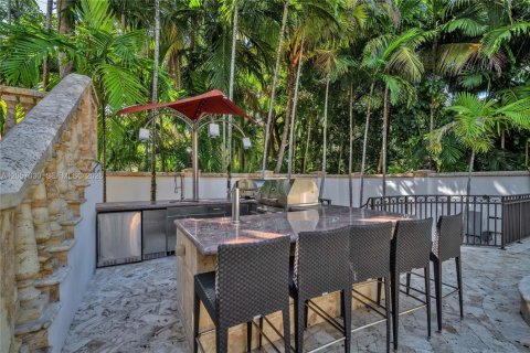 House in Miami, Florida 7 bedrooms, 699.93 sq.m. № 2168309 - photo 7