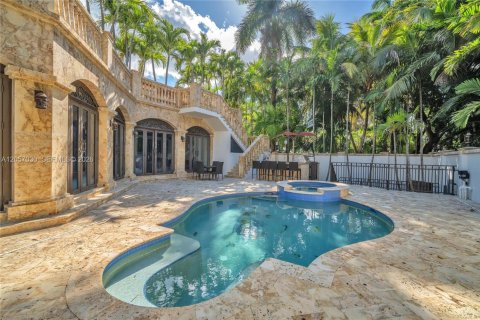 House in Miami, Florida 7 bedrooms, 699.93 sq.m. № 2168309 - photo 9