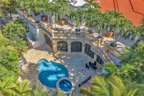 House in Miami, Florida 7 bedrooms, 699.93 sq.m. № 2168309 - photo 6