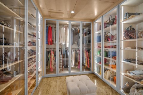 House in Miami, Florida 7 bedrooms, 699.93 sq.m. № 2168309 - photo 27