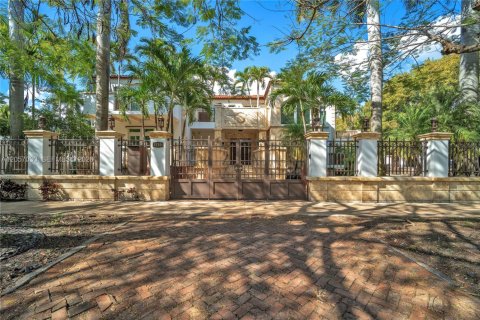 House in Miami, Florida 7 bedrooms, 699.93 sq.m. № 2168309 - photo 2
