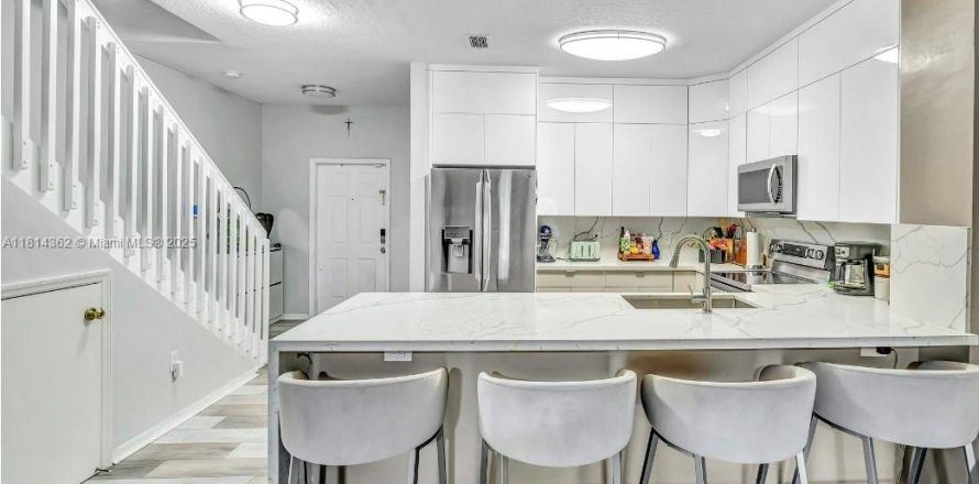 Townhouse in Pembroke Pines, Florida 3 bedrooms, 147.16 sq.m. № 1790583