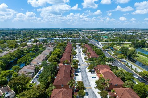 Townhouse in Pembroke Pines, Florida 3 bedrooms, 147.16 sq.m. № 1790583 - photo 28