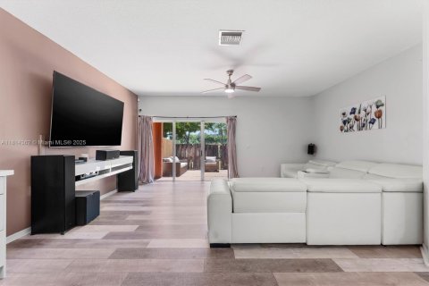 Townhouse in Pembroke Pines, Florida 3 bedrooms, 147.16 sq.m. № 1790583 - photo 10