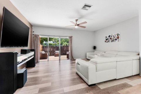 Townhouse in Pembroke Pines, Florida 3 bedrooms, 147.16 sq.m. № 1790583 - photo 11