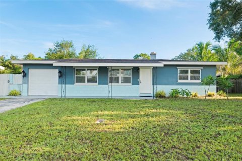 House in Seminole, Florida 3 bedrooms, 109.25 sq.m. № 2345152