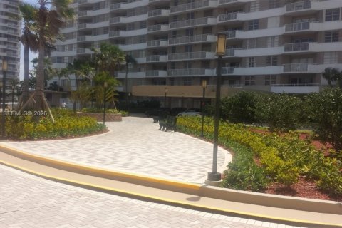 Copropriété à louer à Hallandale Beach, Floride: 1 chambre, 80.82 m2 № 2401929 - photo 15