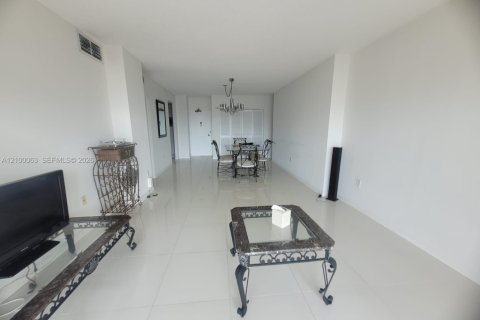 Copropriété à louer à Hallandale Beach, Floride: 1 chambre, 80.82 m2 № 2401929 - photo 19