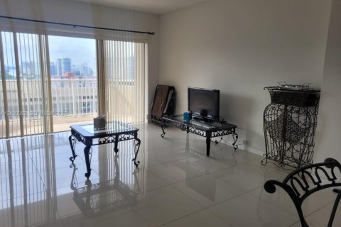 Copropriété à louer à Hallandale Beach, Floride: 1 chambre, 80.82 m2 № 2401929 - photo 12
